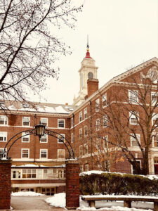  Medical residency applicants discussing questions to ask residency programs